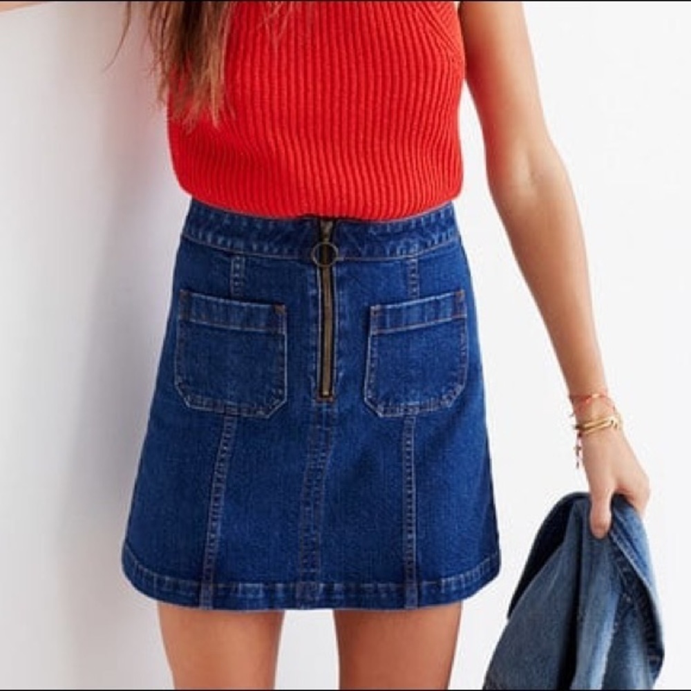 Madewell Denim zip skirt with front pockets.